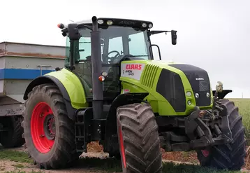 Tracteur Claas partagé dans une Cuma de la Sarthe