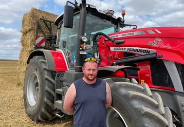 Tracteur Massey Ferguson MF 8S.305 de Damien Salley avec son salarié Nicolas Durel 