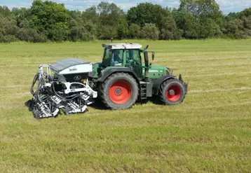 Semoir Boss d'Agrisem à deux rangées d'éléments semeurs et trémie embarquée attelé à un tracteur Fendt Vario