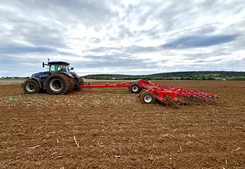 Déchaumeur à disques indépendants Horsch et tracteur New Holland