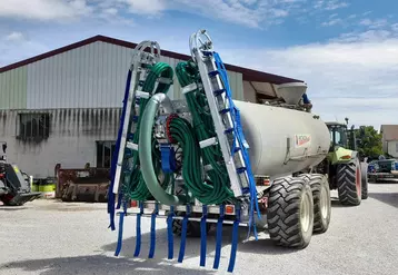 Rampe à pendillards AGMCO sur tonne à lisier Pichon