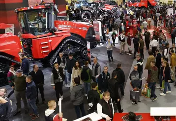 Stand Case IH au Sima avec tracteur Quadtrac