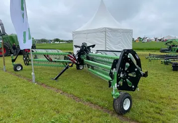 <em class="placeholder">Proposant une largeur de travail de 6,70 à 7,10 m, le Twist 710 de Samasz complète par le haut l’offre en andaineur à râteaux.</em>