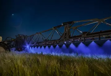 <em class="placeholder">Eclairage de nuit avec la lumière bleue d&#039;une rampe de pulvérisateur Hardi</em>
