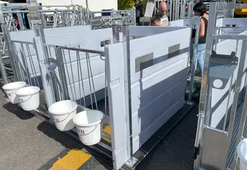 <em class="placeholder">Cases à veaux Hygiène Pro  à cloisons en polyéthylène rotomoulé de Cosnet exposée au Space 2024</em>