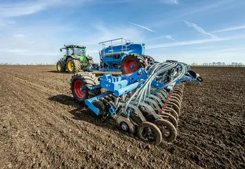 <em class="placeholder">Semoir en lignes Lemken Solitair ST</em>