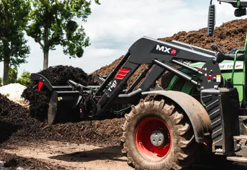 <em class="placeholder">Chargeur frontal MX T400evo sur tracteur agricole Fendt 720 Vario</em>