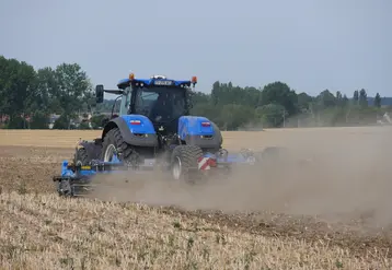 <em class="placeholder">Tracteur agricole standard  275 ch New Holland Déchaumeur à disques indépendants Fieldbird Rabe</em>