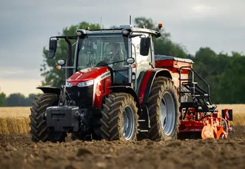 Tracteur Massey Ferguson 5M avec combiné de semis Kuhn au travail