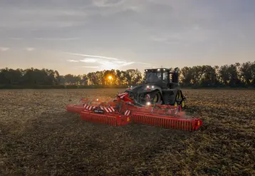 <em class="placeholder">Herse rotative repliable en 3 parties Maschio Gaspardo Jumbo X en plein action dans une parcelle.</em>