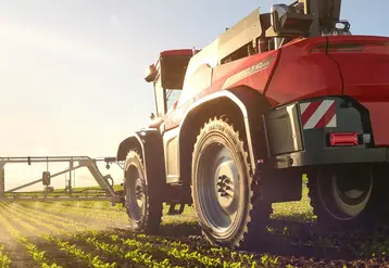 <em class="placeholder">Pulvérisateur automoteur Artec F40 Evo équipé de pneus Vredestein Traxion CropCare, en train de pulvériser un champ au lever ou coucher du soleil. La rampe de ...</em>