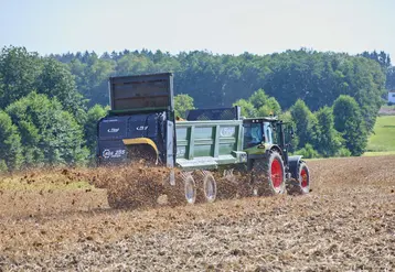 <em class="placeholder">Epandeur à fumier Fliegl KDS 255 Muck Control derrière un tracteur Claas en action.</em>