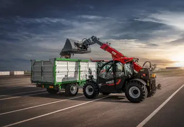 <em class="placeholder">Chariot télescopique Case IH Farmift 626 chargeant de la matière dans une remorque à un essieu.</em>