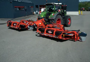 <em class="placeholder">Groupe de fauche Kuhn FC 9830 RA avec tapis groupeur sur tracteur Fendt</em>