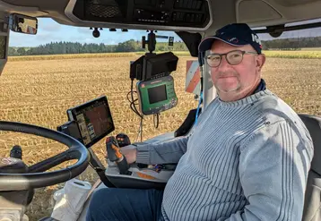 <em class="placeholder">Gilles Heluard, agriculteur à Ploërmel dans le Morbihan, dans la cabine de son tracteur New Holland</em>