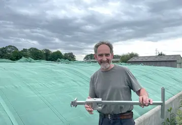 Charles Rémy, agriculteur dans la Sarthe, devant son tas d'ensilage couvert avec le système de bâchage par filets Silage Safe de CBS Béton