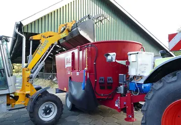 <em class="placeholder">Valet de ferme chargeant une mélangeuse BvL équipée d&#039;un entraînement électrique en plus de l&#039;animation par la prise de force. </em>