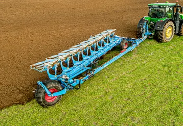 <em class="placeholder">Charrue monoroue Lemken Diamant 18 derrière tracteur John Deere </em>