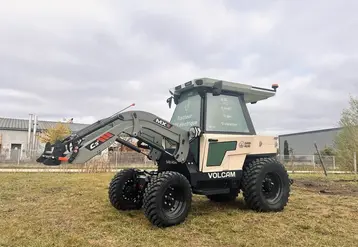<em class="placeholder">tracteur électrique compact Sabi Agri Volcam équipé d&#039;un chargeur frontal MX</em>