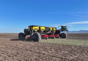 Le porte outil autonome NeXaT avec le cultivateur Väderstad Cultus HD