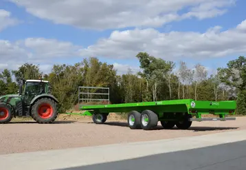 Tracteur Fendt avec plateau fourrager Ponge équipé du freinage hydraulique à simple ligne et homologué à 25 km/h.