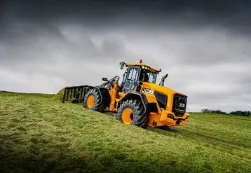 <em class="placeholder">Arochargeuse JCB 435S sur le tas d&#039;ensilage.</em>