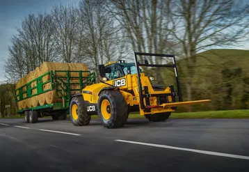 <em class="placeholder">Chariot télescopique JCB 538-60 AgriPro sur la route.</em>