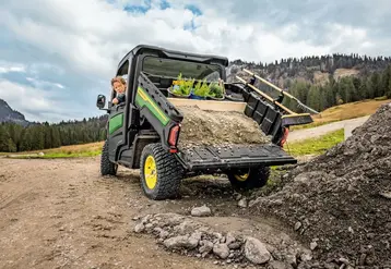<em class="placeholder">SSV John Deere Gator XUV 875 M déchargeant sa benne.</em>