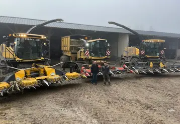 <em class="placeholder">Ensileuse à trémie Racine L’Articulée 2025 MR entourée des ensileuses New Holland FR550 et FR9060 de l&#039;ETA - TP Girault</em>