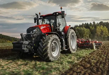 <em class="placeholder">Tracteur Case IH Puma 240 PowerDrive au champ avec un outil de déchaumage</em>
