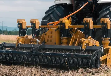 <em class="placeholder">Herse rotative à entraînement électrique Alysium d&#039;Alpego au travail </em>