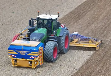 <em class="placeholder">Trémie frontale Alpego Airboost sur tracteur Fendt avec herse rotative Alpego de 8 m et barre de semis</em>