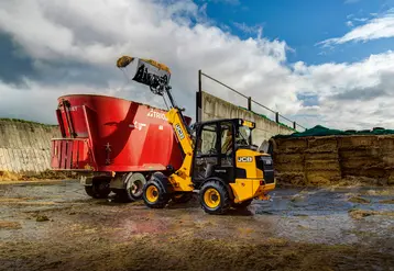 <em class="placeholder">Valet de ferme chargeuse articulée télescopique JCB TM110 chargeant une mélangeuse Trioliet</em>