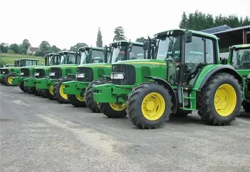 Parc d'occasion d'un concessionnaire de machines agricoles.