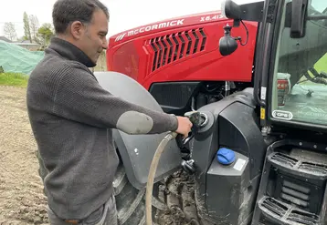 Agriculteur remplissant le réservoir de GNR de son tracteur.