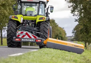 Rotobroyeuse Noremat derrière un tracteur Claas, réalisant des travaux de fauchages.