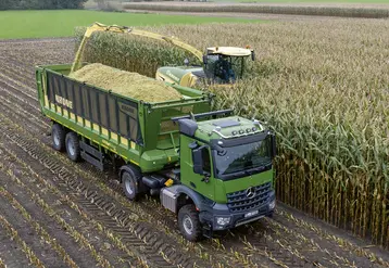 Semi-remorque Krone GX 520 AgriLiner à l'ensilage de maïs avec une ensileuse Krone