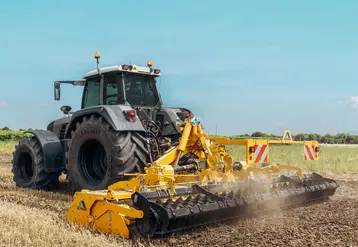 Fraise rotative Tyson d'Alpego au travail avec tracteur Fendt