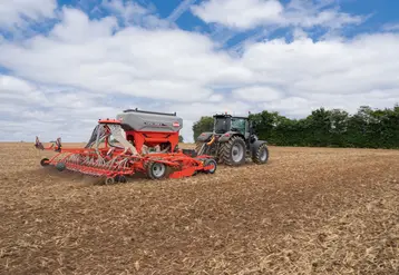 <em class="placeholder">Semoir traîné Kuhn Espro 1002 attelé à un tracteur Massey Ferguson</em>