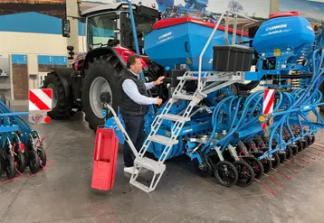<em class="placeholder">Semoir en ligne pneumatique Lemken Solitair MR</em>