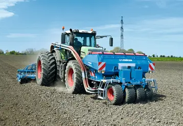 <em class="placeholder">Trémie frontale Lemken Solitair F 2400 et tracteur Fendt</em>
