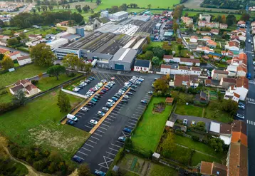 <em class="placeholder">Vue aérienne de l&#039;usine des Landes-Génusson de Kverneland où sont construits les déchaumeurs et outils de désherbage mécanique pour Kverneland et Kubota.</em>