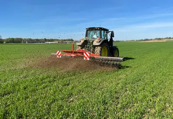 <em class="placeholder">Houe rotative Starliner 630 de Kuhn au travail</em>