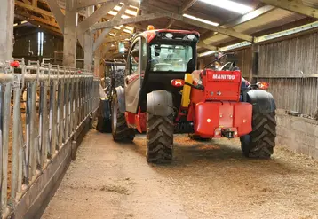 <em class="placeholder">Chargeur télescopique Manitou dans un batiment d&#039;élevage.</em>