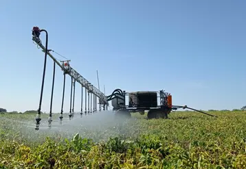 <em class="placeholder">Robot Oscar en action d&#039;irrigation dans un champ de pommes de terre.</em>