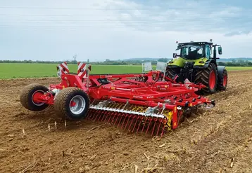 <em class="placeholder">cultivateur Güttler Feldmeister LK 60 en action derrière un tracteur Claas.</em>