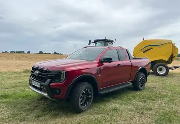 <em class="placeholder">Ford Ranger Wildtrak X sur des chaumes d&#039;orge avec presse New Holland Pro-Belt et tracteur New Holland T7.210</em>