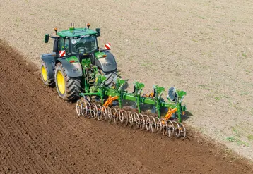 <em class="placeholder">Charrue Amazone équipé d&#039;un rouleau tasseur attelé à un tracteur John Deere</em>