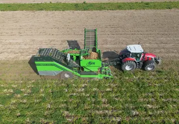 <em class="placeholder">Arracheuse de pommes de terre AVR Spirit 9200 i derrière un tracteur Massey Ferguson</em>