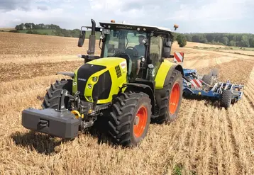 <em class="placeholder">Tracteur Claas Arion 570 CMatic au champ avec un outil de travail du sol</em>